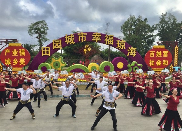 新老琼海人携手举办“我健康、我快乐” 助力琼海创建“三市一区”大型健身舞表演