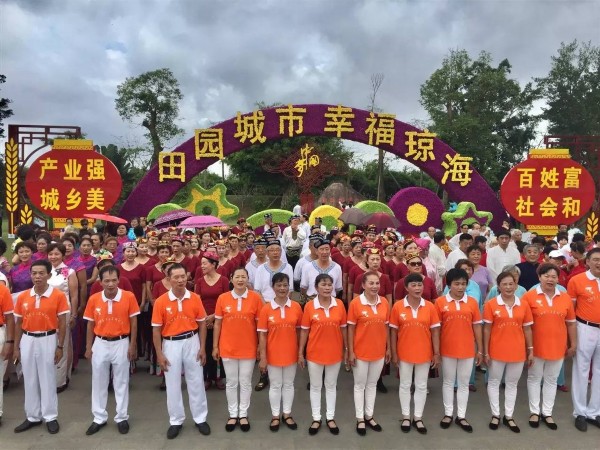新老琼海人携手举办“我健康、我快乐” 助力琼海创建“三市一区”大型健身舞表演