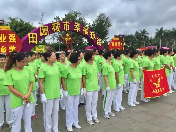 新老琼海人携手举办“我健康、我快乐” 助力琼海创建“三市一区”大型健身舞表演