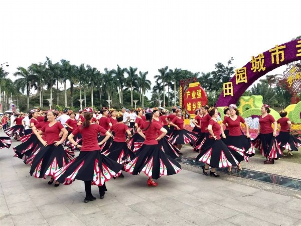 新老琼海人携手举办“我健康、我快乐” 助力琼海创建“三市一区”大型健身舞表演