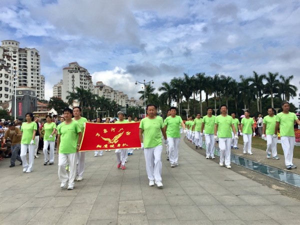 新老琼海人携手举办“我健康、我快乐” 助力琼海创建“三市一区”大型健身舞表演