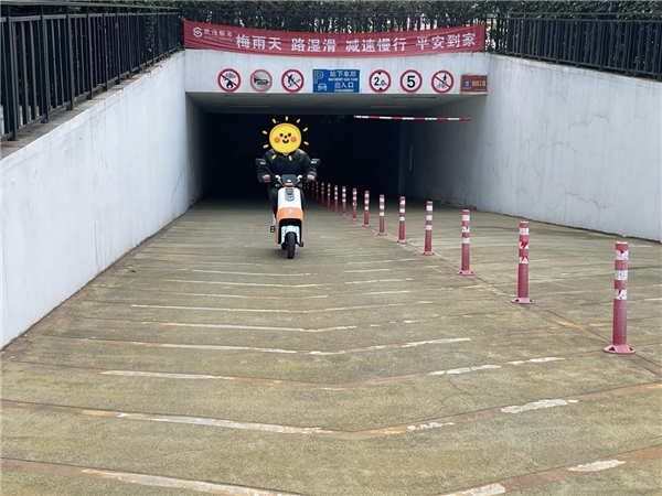 恰好在朋友那蹭了一个试骑机会,迫不及待给大家分享一下,看看小刀电动车这款航天动力系朋克究竟有哪些亮点!