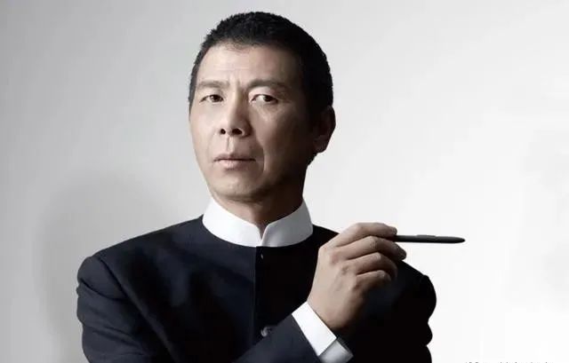 冯小刚：抛弃结婚15年的发妻，40岁娶小10岁徐帆，65岁至今不生娃