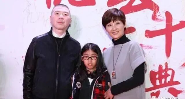 冯小刚：抛弃结婚15年的发妻，40岁娶小10岁徐帆，65岁至今不生娃