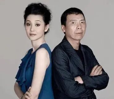 冯小刚：抛弃结婚15年的发妻，40岁娶小10岁徐帆，65岁至今不生娃