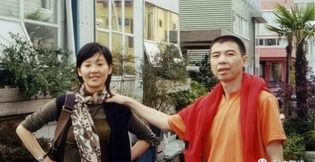 冯小刚：抛弃结婚15年的发妻，40岁娶小10岁徐帆，65岁至今不生娃