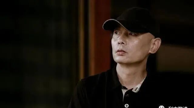 冯小刚：抛弃结婚15年的发妻，40岁娶小10岁徐帆，65岁至今不生娃