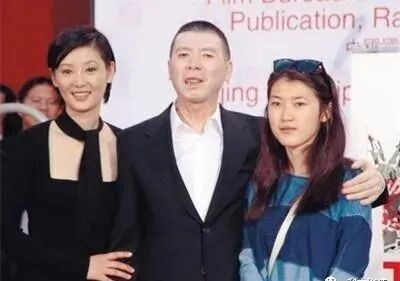 冯小刚：抛弃结婚15年的发妻，40岁娶小10岁徐帆，65岁至今不生娃