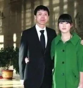 冯小刚：抛弃结婚15年的发妻，40岁娶小10岁徐帆，65岁至今不生娃