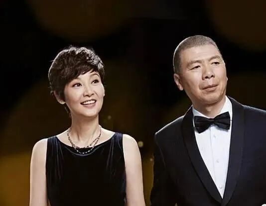冯小刚：抛弃结婚15年的发妻，40岁娶小10岁徐帆，65岁至今不生娃