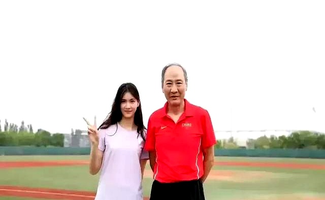 70岁孙海平近况：2省发工资，5大爱徒都争气，一天2包一品梅
