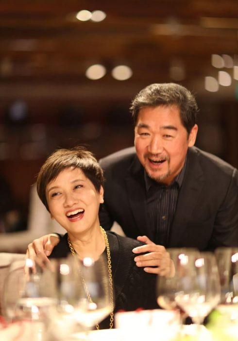 和前妻一刀两断32年，娶了邓婕，张国立的前妻罗秀春如今怎么样