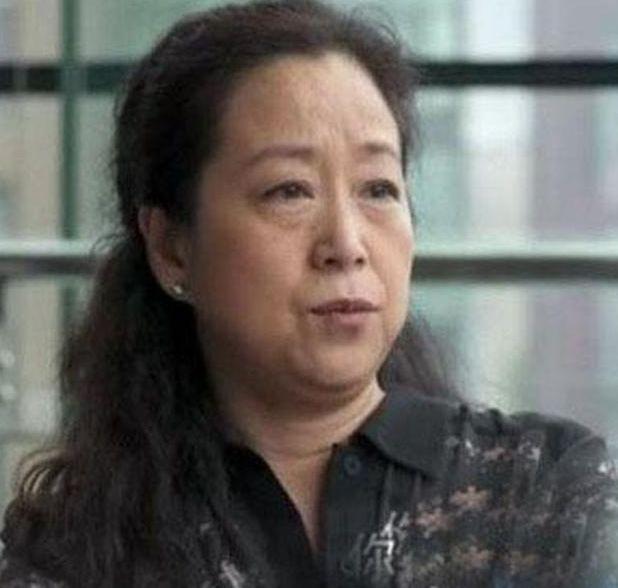 和前妻一刀两断32年，娶了邓婕，张国立的前妻罗秀春如今怎么样