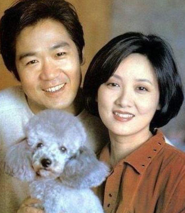 和前妻一刀两断32年，娶了邓婕，张国立的前妻罗秀春如今怎么样