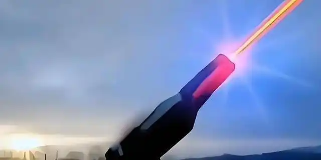 中国军工闪耀2025：粒子束武器无人机火力全开，实力碾压全球