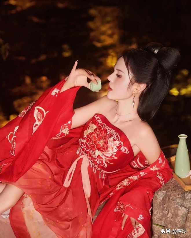 为什么武松可以喝十八碗酒，鲁智深可以喝一桶？他们是酒神下凡？