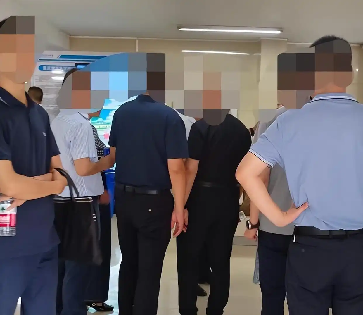 非洲留学生安排住进女生宿舍后续：宿舍已重新安排，爆料人公开道歉，学校做出新决定