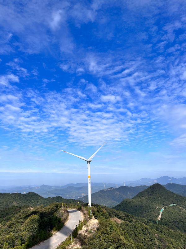 水浒传》中李逵有诸多精彩片段，以下选取江州劫法场