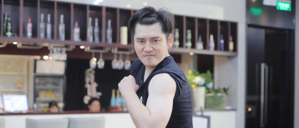 从“芒果台柱“到跌落神坛，这9位红极一时的主持人，经历了什么？