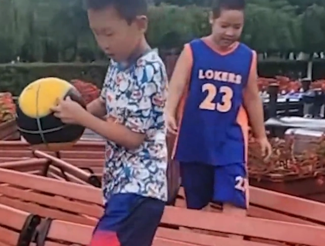 强占篮球场、铲除停车线，被惯坏的大妈群体，为什么引起了众怒