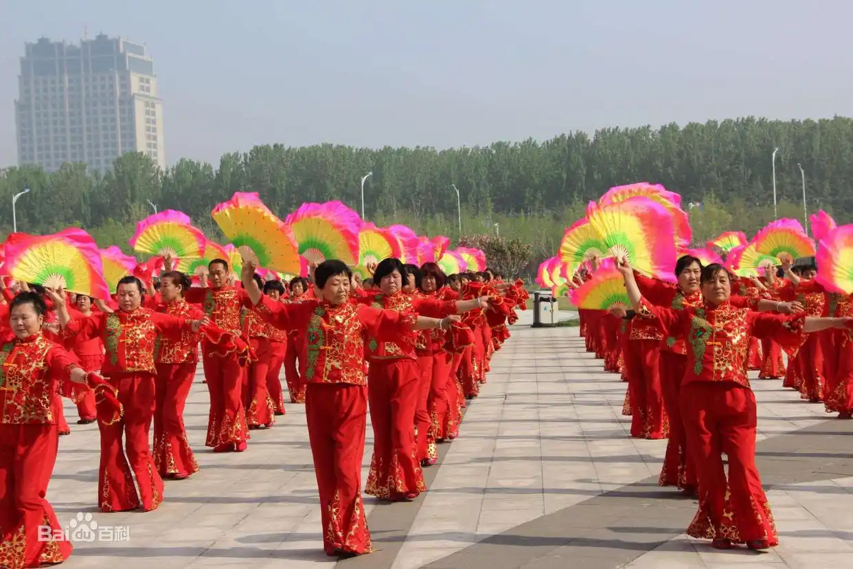 强占篮球场、铲除停车线，被惯坏的大妈群体，为什么引起了众怒