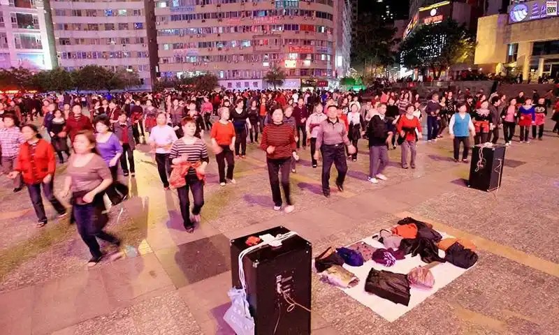 强占篮球场、铲除停车线，被惯坏的大妈群体，为什么引起了众怒