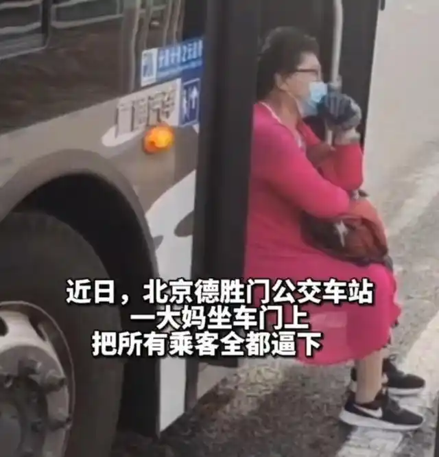 强占篮球场、铲除停车线，被惯坏的大妈群体，为什么引起了众怒