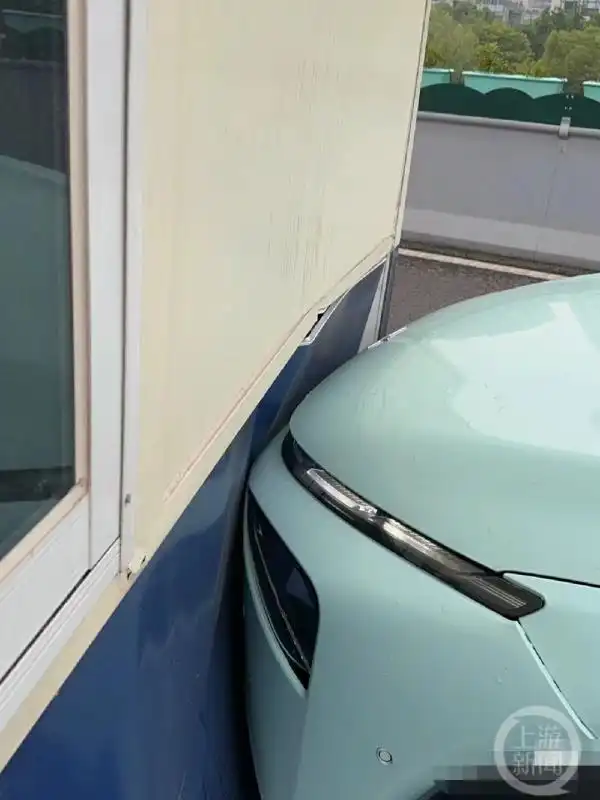 杭州“漂移”岗亭撞停汽车，当事人：主干道两车追尾导致，修车要花近万元