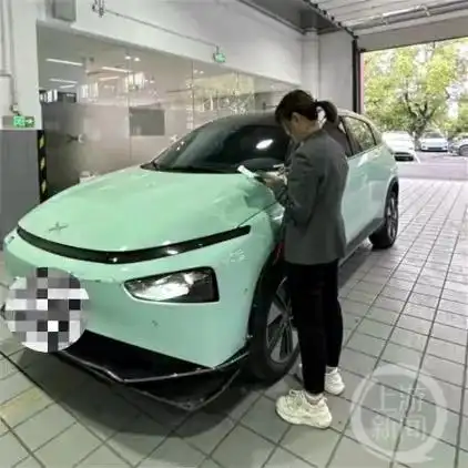 杭州“漂移”岗亭撞停汽车，当事人：主干道两车追尾导致，修车要花近万元