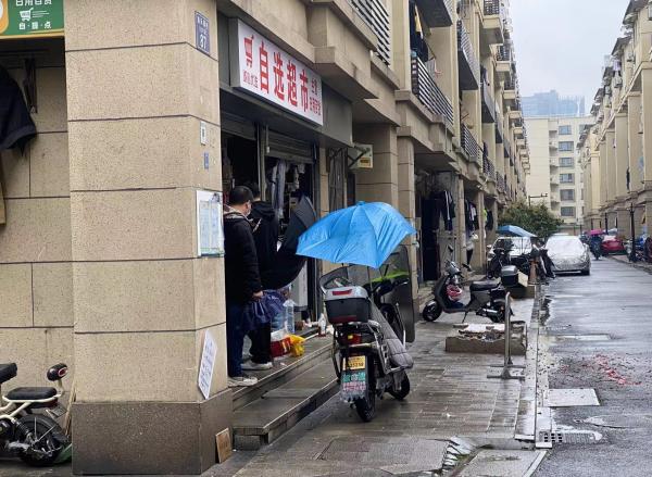 杭州一小区内车撞人致1死2伤，目击者：司机疑酒驾，车速快
