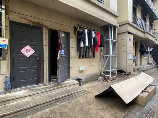 杭州一小区内车撞人致1死2伤，目击者：司机疑酒驾，车速快