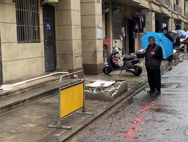 杭州一小区内车撞人致1死2伤，目击者：司机疑酒驾，车速快