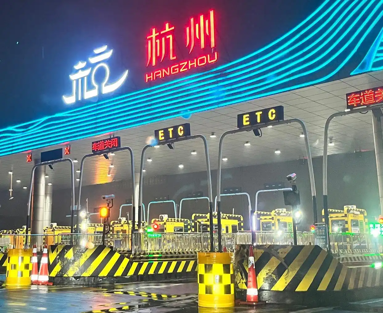 杭州新能源汽车撞收费站致司乘4人死亡：租车公司工作人员称司机是帅小伙，家里条件困难