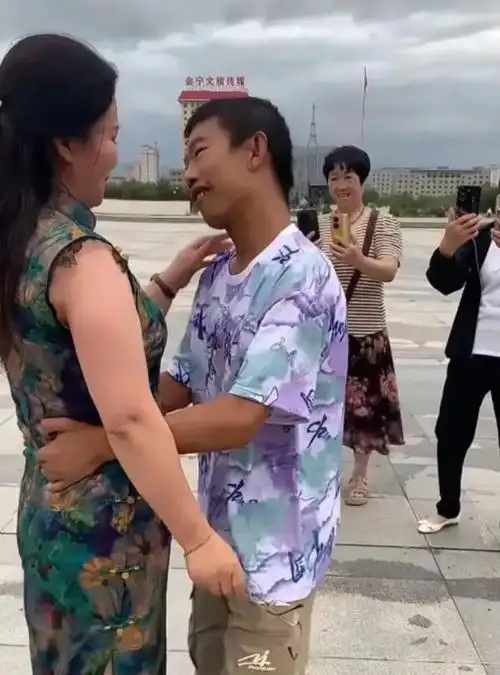 广场舞为何引争议？金镯子大爷与扭腰大妈背后的真相