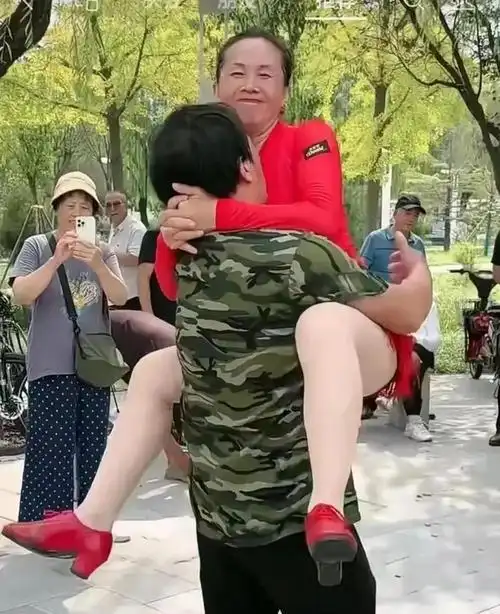 广场舞为何引争议？金镯子大爷与扭腰大妈背后的真相