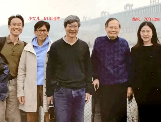 杨振宁一家四口同框！他比丈人大21岁翁帆像孙女，妈妈气质更优雅