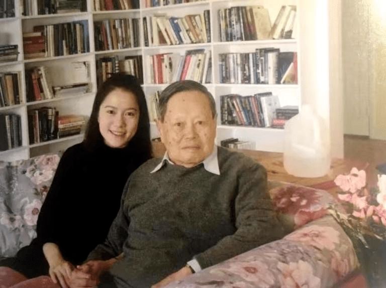 杨振宁一家四口同框！他比丈人大21岁翁帆像孙女，妈妈气质更优雅