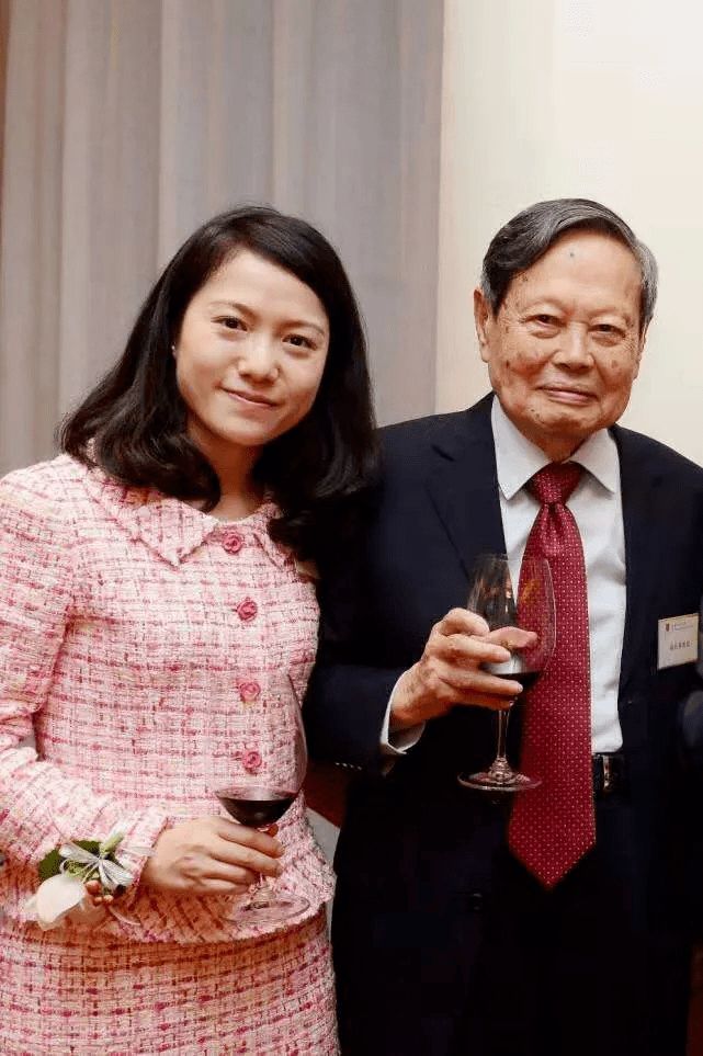 杨振宁一家四口同框！他比丈人大21岁翁帆像孙女，妈妈气质更优雅