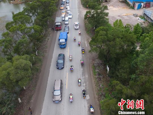 “摩托大军”乘高铁返乡 警车带路“最后一公里