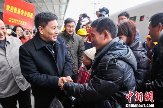 “摩托大军”乘高铁返乡 警车带路“最后一公里