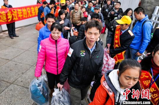“摩托大军”乘高铁返乡 警车带路“最后一公里