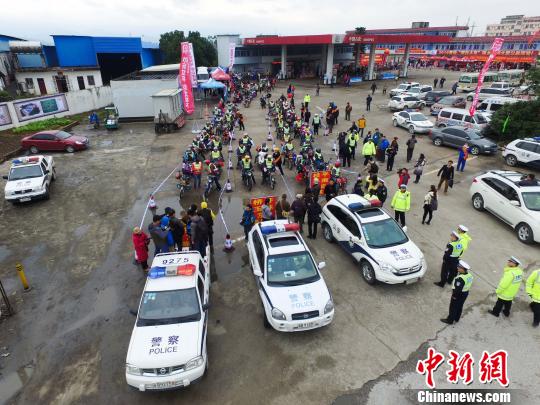 “摩托大军”乘高铁返乡 警车带路“最后一公里