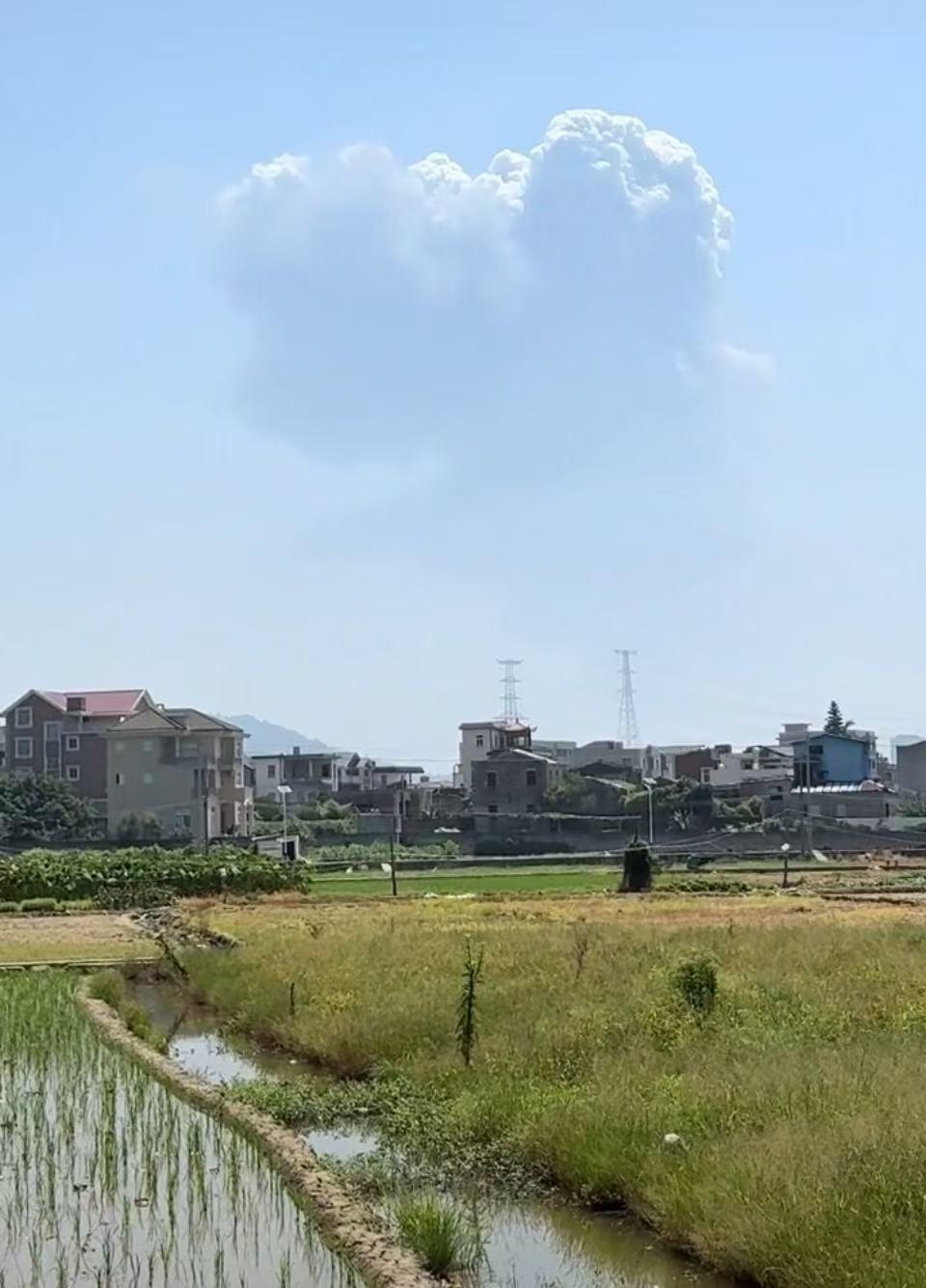 福建福清一危废处理企业突发火灾，现场升起巨大蘑菇云，生态环境局介入处理