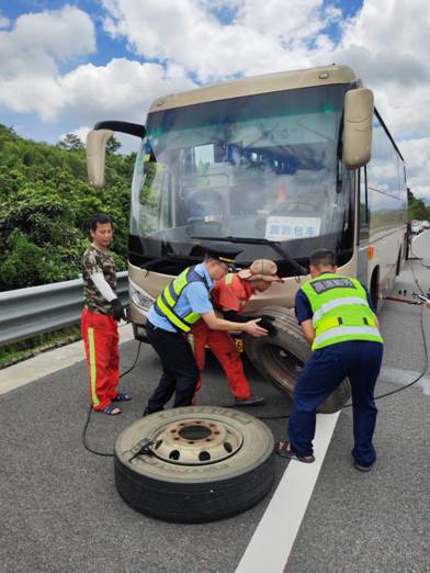 30余名师生返校途中被困，漳州高速一路多方紧急救助