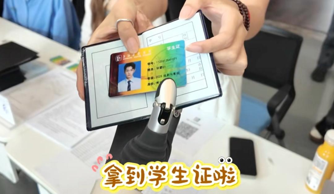 离开东方卫视9年，央视主播潘涛重回上海，54岁官宣新身份引热议