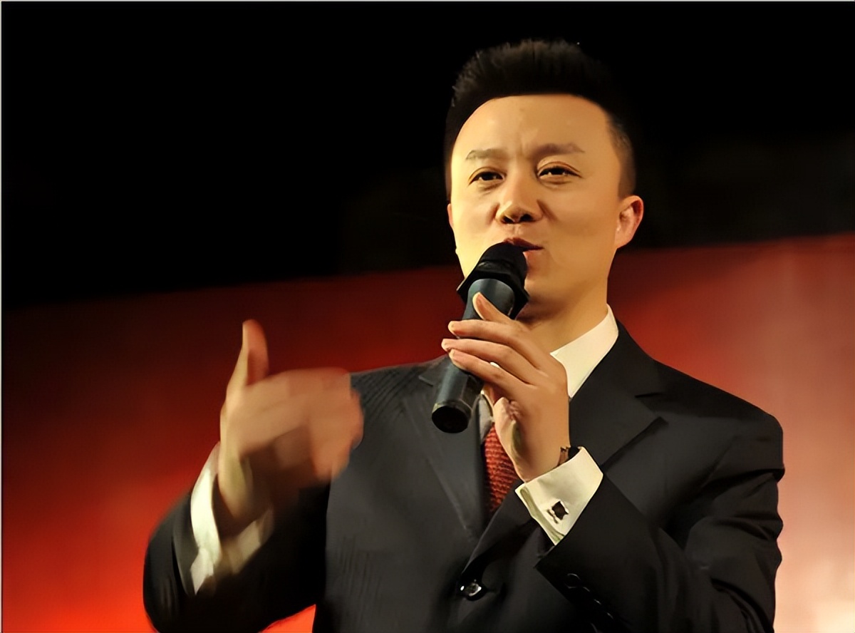 离开东方卫视9年，央视主播潘涛重回上海，54岁官宣新身份引热议