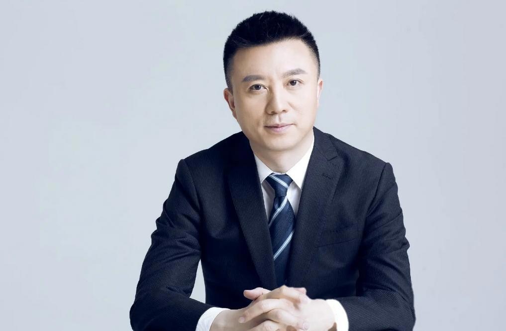 离开东方卫视9年，央视主播潘涛重回上海，54岁官宣新身份引热议