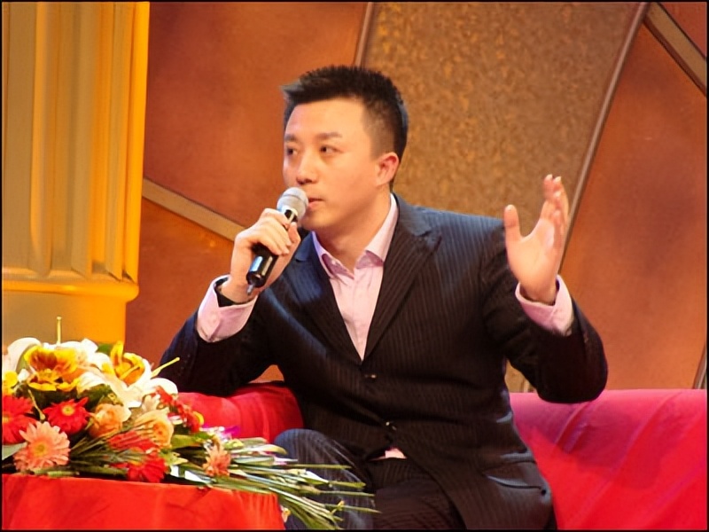 离开东方卫视9年，央视主播潘涛重回上海，54岁官宣新身份引热议