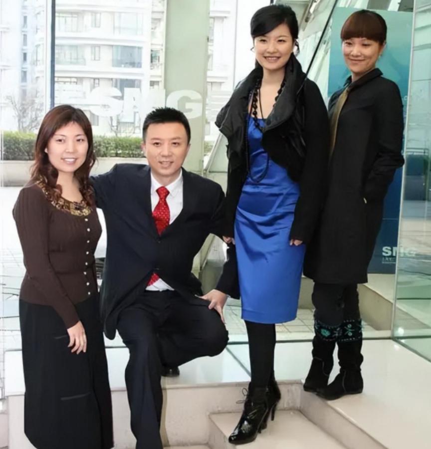 离开东方卫视9年，央视主播潘涛重回上海，54岁官宣新身份引热议