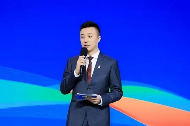 离开东方卫视9年，央视主播潘涛回上海，54岁官宣新身份可喜可贺